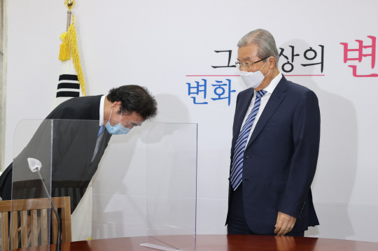 이낙연(왼쪽) 더불어민주당 신임 당대표가 1일 오전 서울 여의도 국회에서 미래통합당 당대표실을 찾아 김종인 비상대책위원장에게 허리숙여 인사하고 있다.    연합뉴스